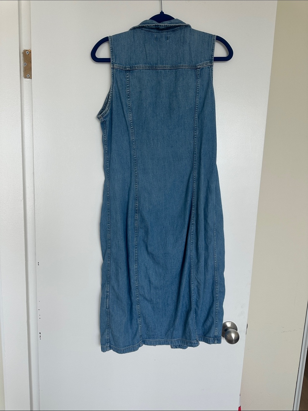 Levi's Sleeveless Button-Front Denim Dress in Light Blue - Picture 4 of 6